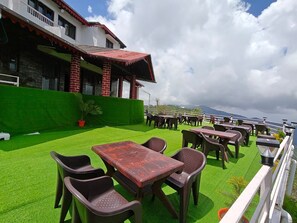 Double or Twin Room | Outdoor dining - Wincliff Orchards And Resort (Mukteshwar)