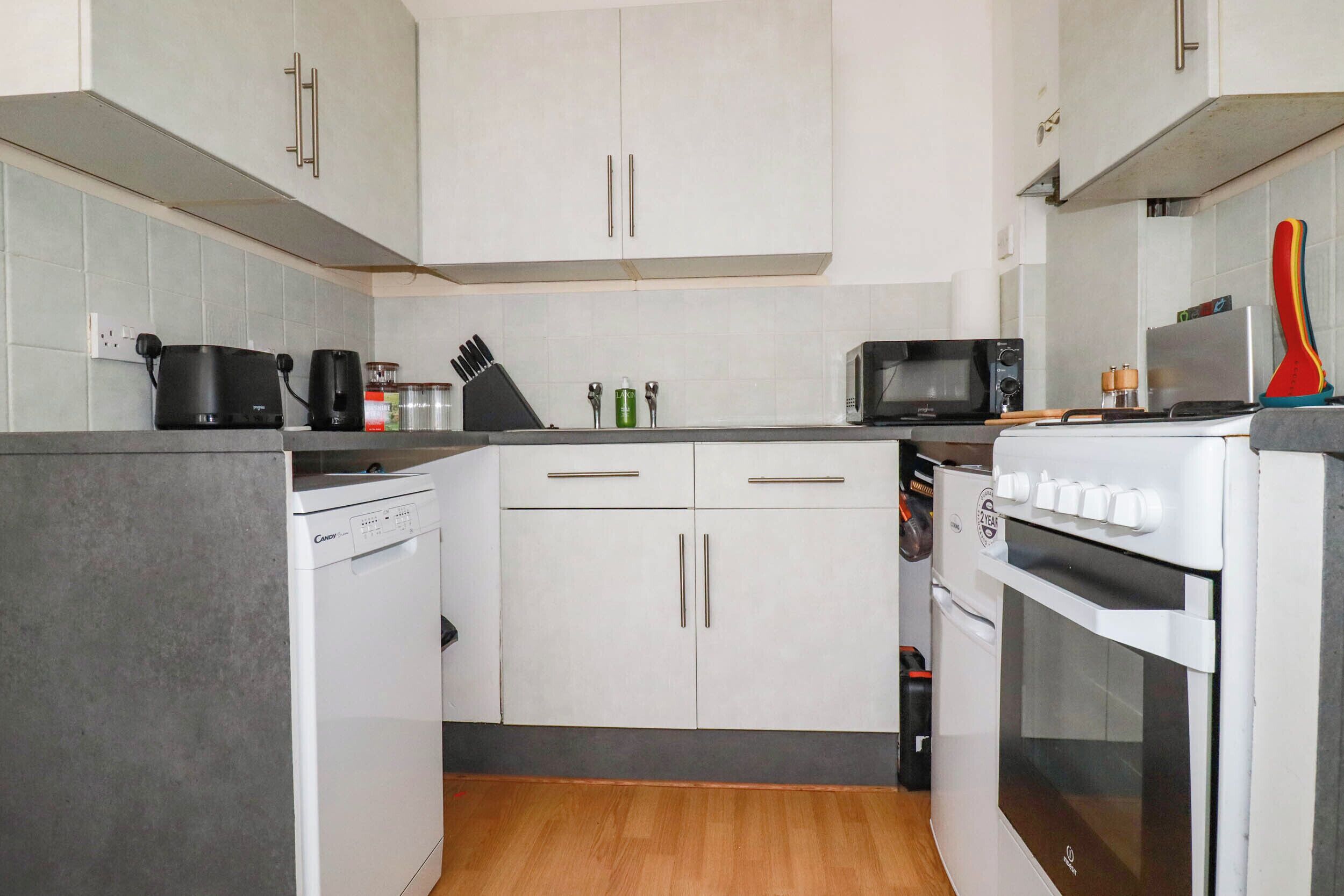 Kühlschrank, Mikrowelle, Ofen, Kochgeschirr/Geschirr/Besteck
