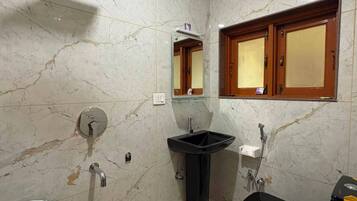 Family Room | Bathroom | Shower, soap, shampoo