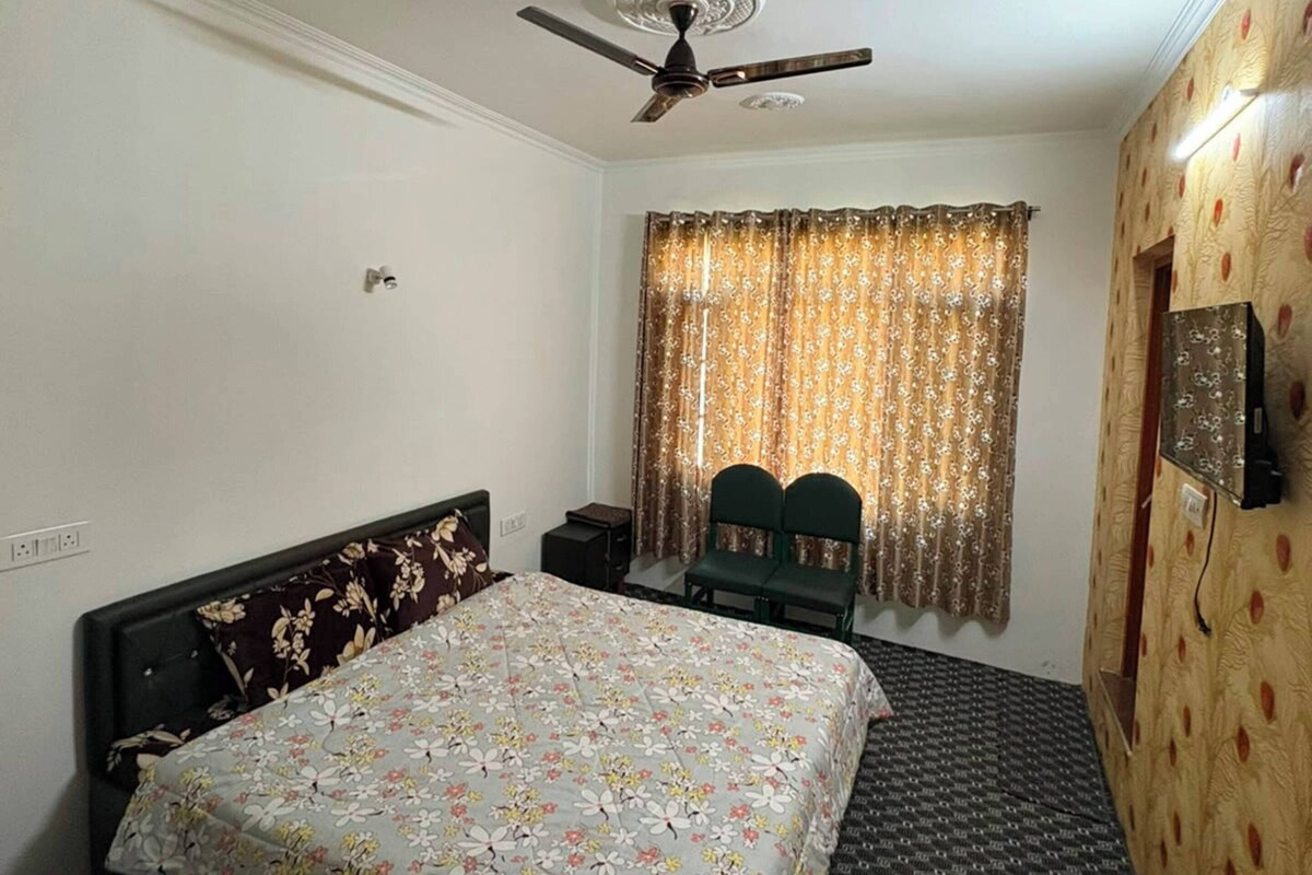Kamar Deluks | Tempat tidur lipat/tambahan, Wi-Fi gratis, dan seprai linen