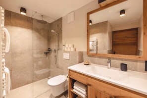 A modern bathroom with a shower, toilet, and vanity. - Mocking Ferienappartements (Kitzbühel)