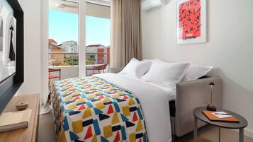 Apartamento superior, balcón, vistas a la ciudad | Ropa de cama de alta calidad, caja fuerte, escritorio y cortinas opacas