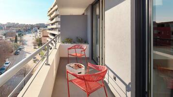 Apartamento superior, balcón, vistas a la ciudad | Balcón