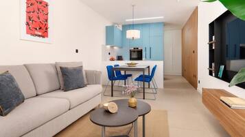 Una sala de estar moderna con un sofá, una mesa de centro y un comedor con sillas y una mesa.