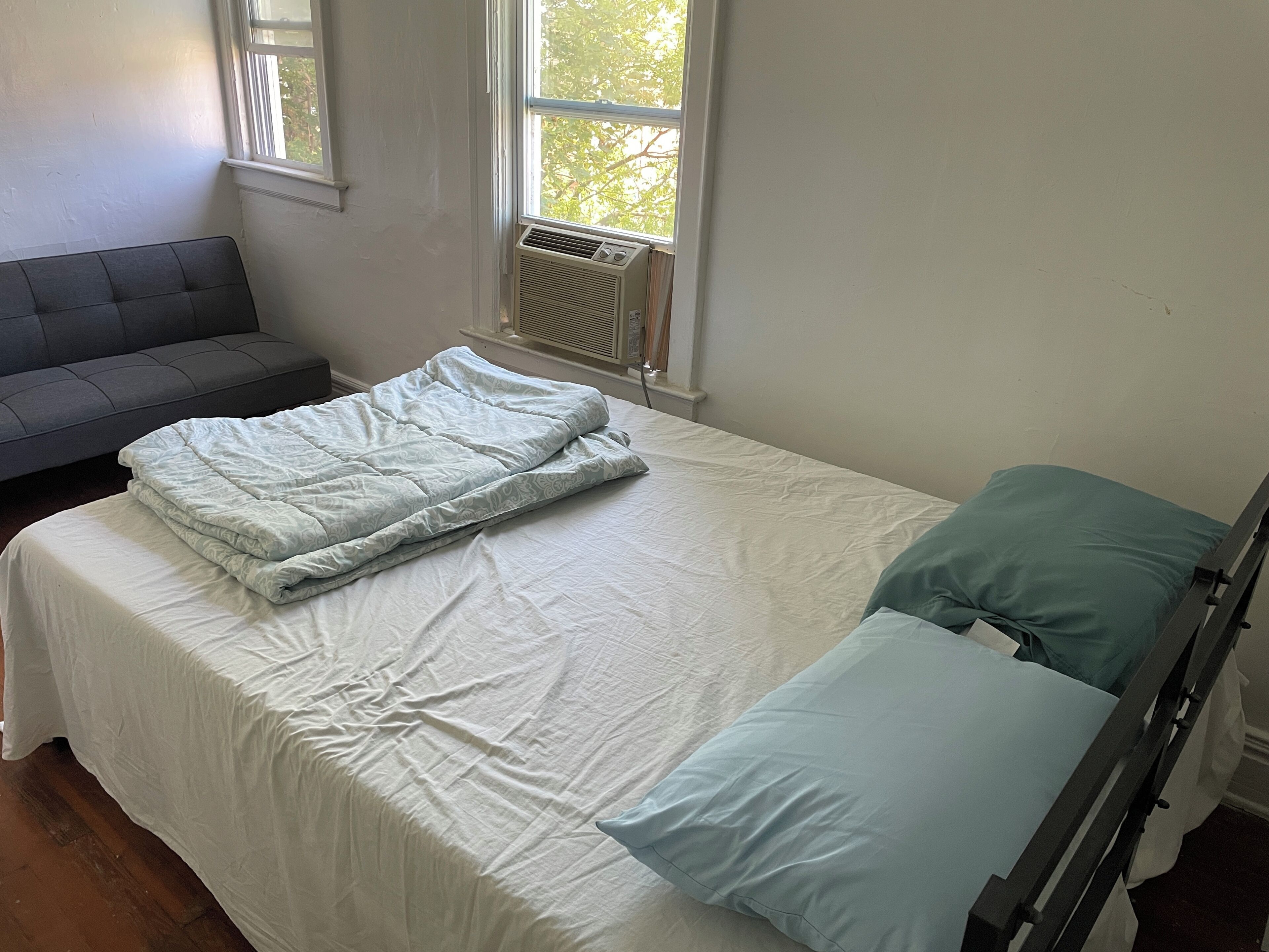 Iron/ironing board, WiFi, bed sheets