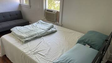 Iron/ironing board, WiFi, bed sheets