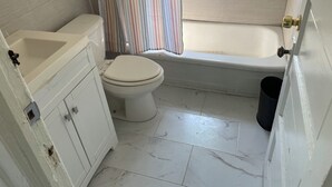 Secador de cabelo, toalhas de banho, sabonete, papel higiênico