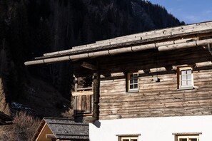 Un edificio rústico de madera con techo inclinado y varias ventanas.