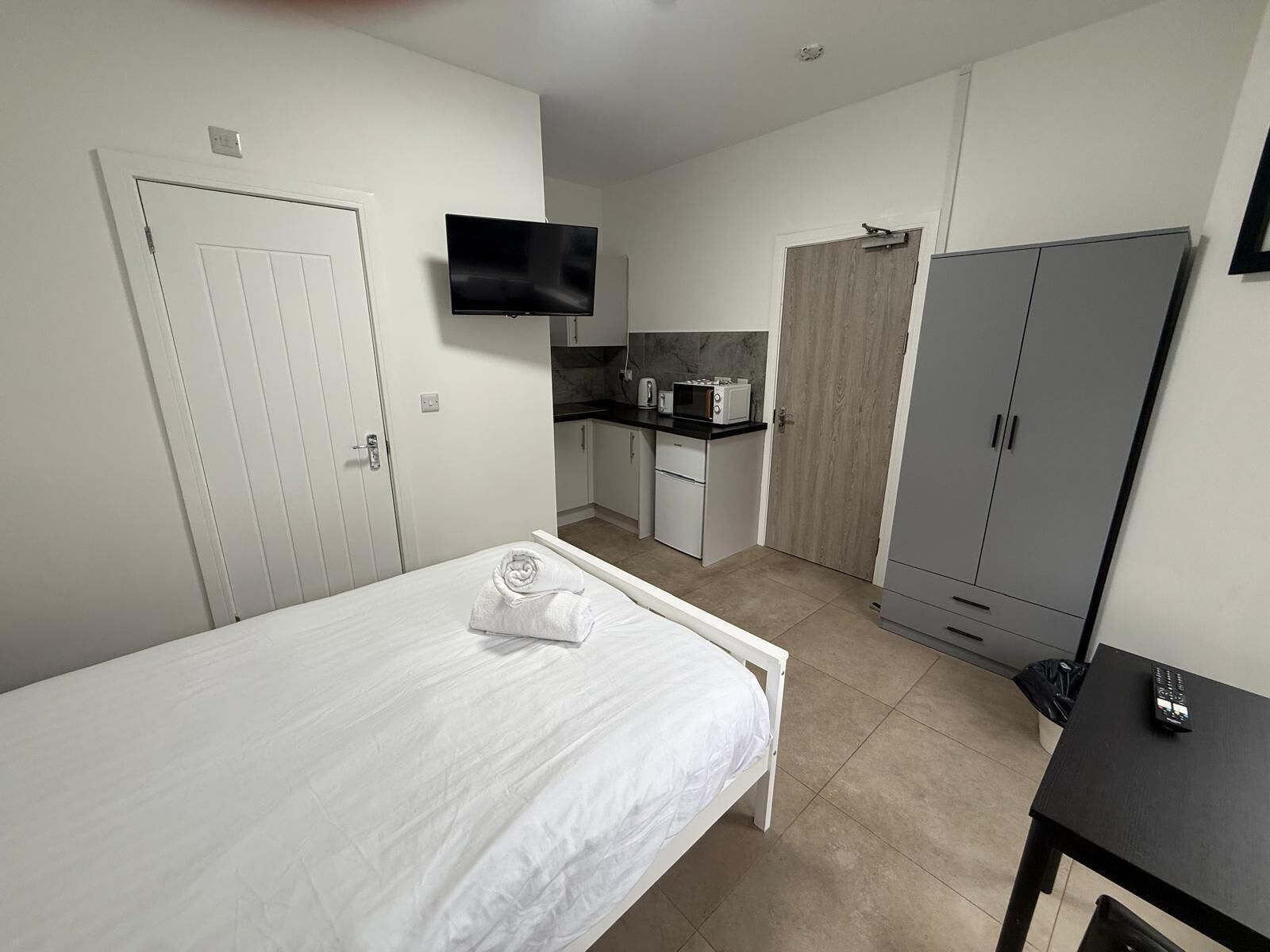 Iron/ironing board, WiFi, bed sheets