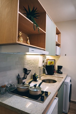 Estúdio conforto | Cozinha privada | Frigobar, micro-ondas, cooktop, talheres/pratos/utensílios de cozinha