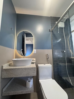 Apartamento conforto | Banheiro | Chuveiro, secador de cabelo, toalhas de banho, sabonete