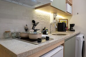 A modern kitchen with a granite countertop, stainless steel appliances, and a built-in oven. - CLN 308 B Asa Norte (Brasília)