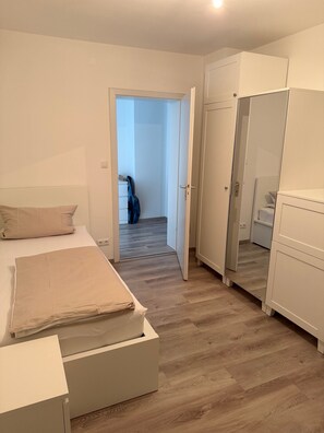 Room - Holiday Home 'AB12' with Private Terrace, Private Garden and Wi-Fi (Oberhaching)