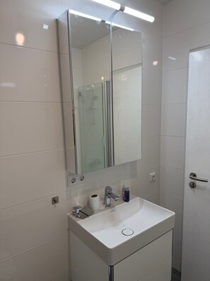Bathroom - Holiday Home 'AB12' with Private Terrace, Private Garden and Wi-Fi (Oberhaching)