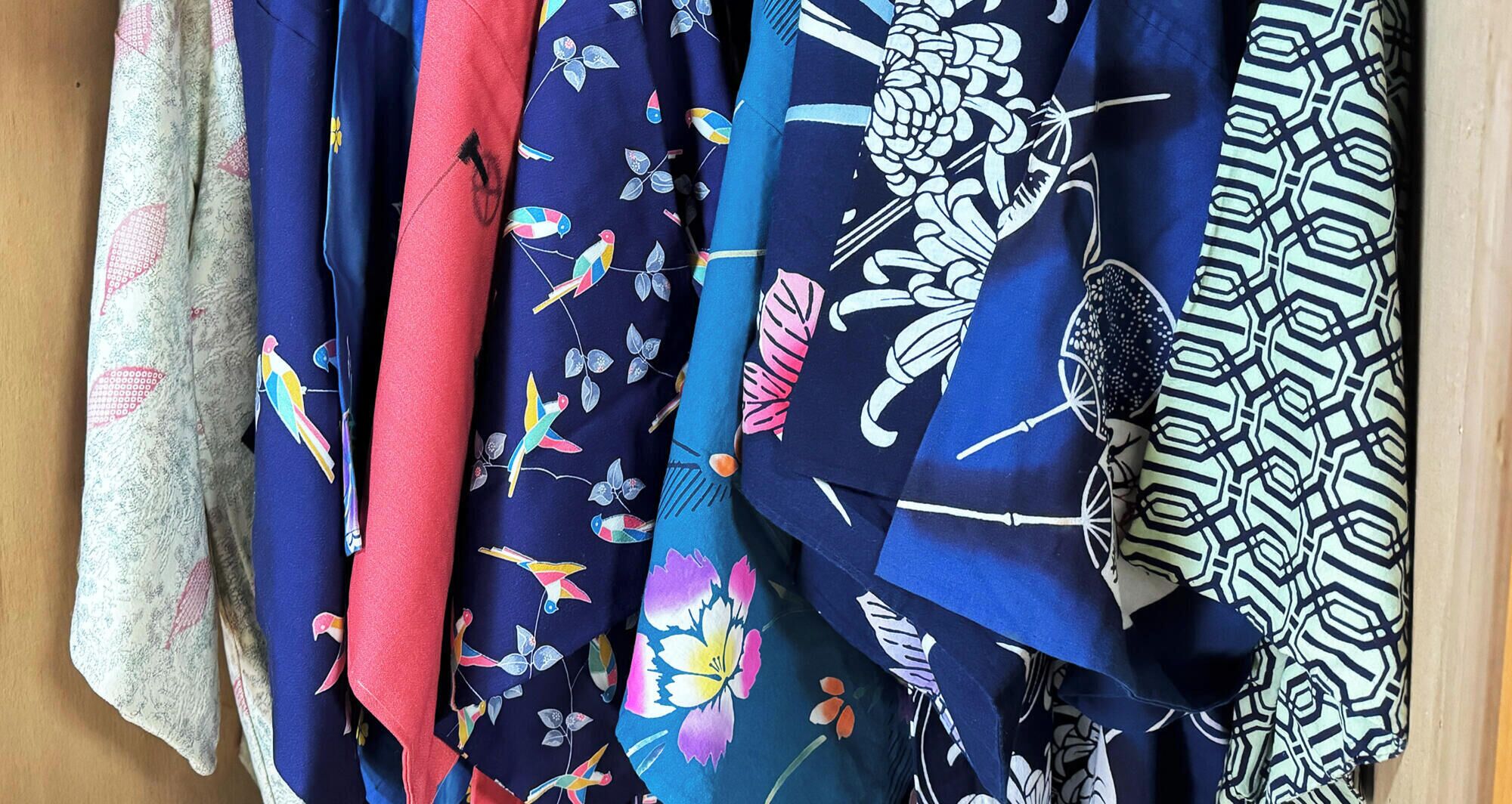 Una variedad de telas con diferentes estampados y colores.