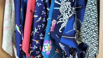 Una variedad de telas con diferentes estampados y colores.
