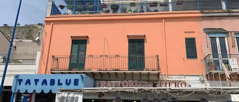 A building with a storefront named 'TATABLUE' and a sign for 'TRATTORIA DA PIERRO'.
