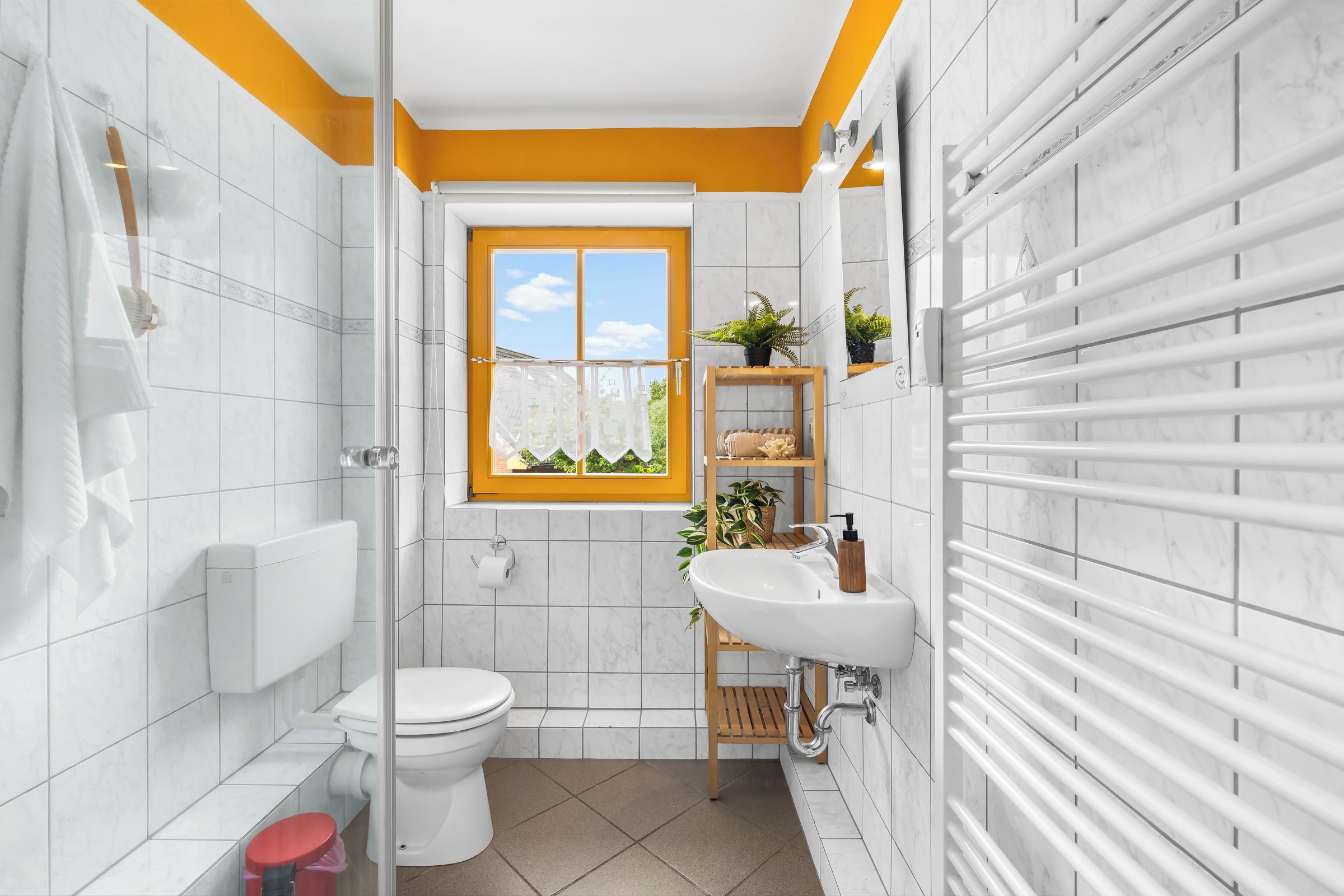 Une salle de bain comprenant des toilettes, un lavabo et un espace douche.