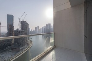 A high-rise building with a view of a river and cityscape. - StayShort - Studio in Business Bay Balcony that Sleeps 2 (Business Bay)