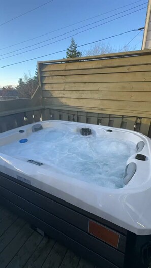 Outdoor spa tub - Pretty’s Oasis (Dildo)