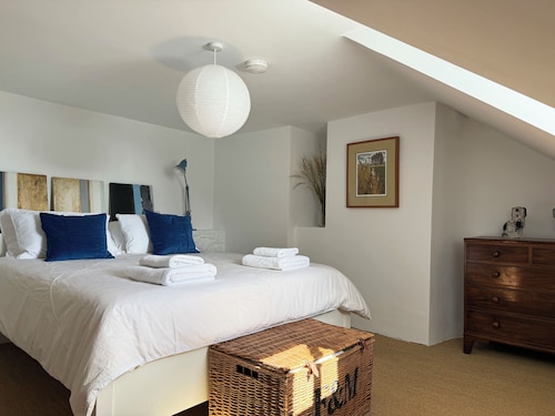The Old Manse, newly refurbished, 4 bedrooms, woodburner, 5 mins from the beach
