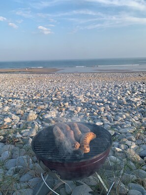 A barbecue grill on a rocky beach with the ocean in the background. - The Old Manse, newly refurbished, 4 bedrooms, woodburner, 5 mins from the beach (Swansea)