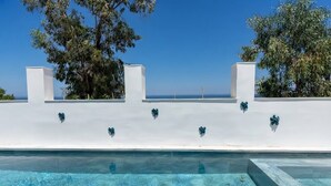 Deluxe Villa, Balcony, Sea View | Kolam renang