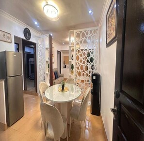 Dining - 2BR Condo w/ Free Parking near SM North & Trinoma (Quezon City)