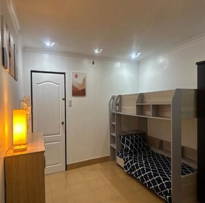 Room - 2BR Condo w/ Free Parking near SM North & Trinoma (Quezon City)