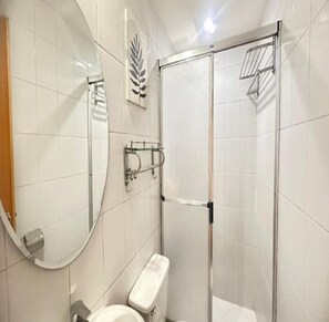 Bathroom - 2BR Condo w/ Free Parking near SM North & Trinoma (Quezon City)