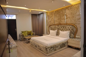 Room - The Royal Suites (Delhi)