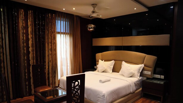 Habitación de hotel con una cama grande, un escritorio y una silla.