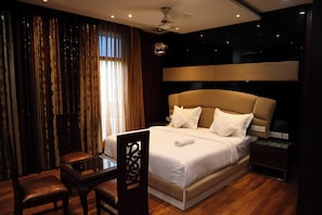 Room - The Royal Suites (Delhi)