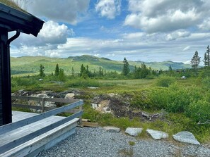 A wooden deck with a view of a mountainous landscape. - Cabin near Høgevarde with views and biking (Flå)
