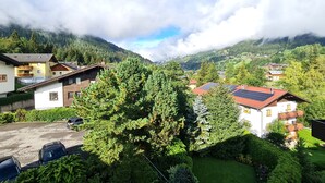 A residential area with houses, a mountain backdrop, and a clear sky. - Haus Claudia Top 9 by Globalimmoservice (Bad Kleinkirchheim)
