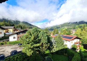 Ett bostadsområde med hus, en bergskedja i bakgrunden och en klar himmel.