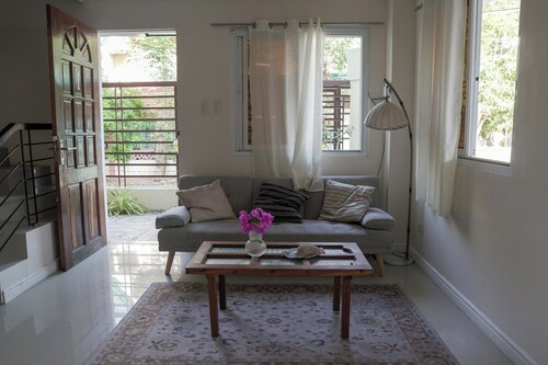 2BR Simple Budget Homestay, Beach, Parking, Wi-fi