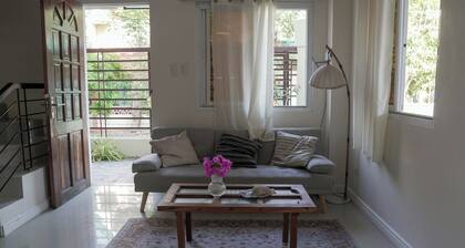 2BR Simple Budget Homestay, Beach, Parking, Wi-fi