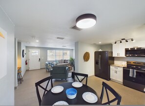 Room - Castaway Cottage Beautiful Pool Spa Steps 2 Sand Restaurants Golf Cart Included (Holmes Beach)