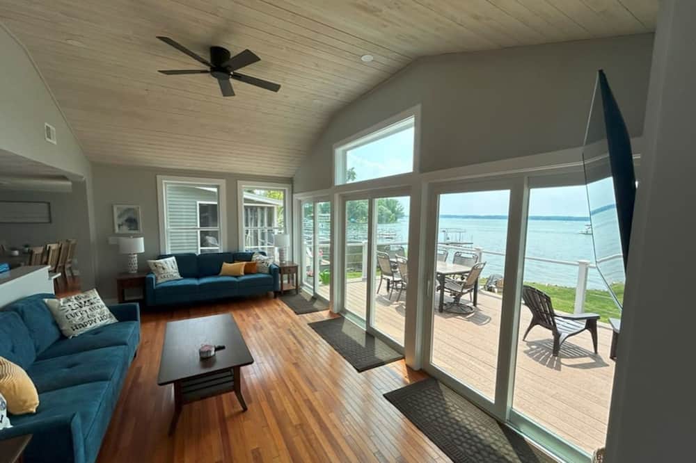 Large Newly Remodeled Lake House Right on the Water Sleeps 24 - Weedsport, NY