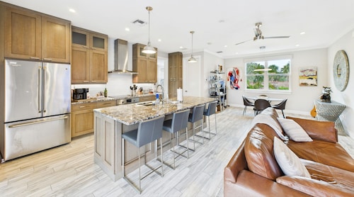 Siesta Sunsets Tropical Siesta Key Getaway Private Heated Pool Fire Pit Walk to Beach Village