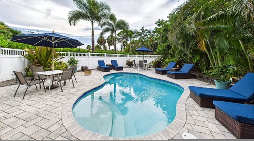 Siesta Sunsets Tropical Siesta Key Getaway Private Heated Pool Fire Pit Walk to Beach Village