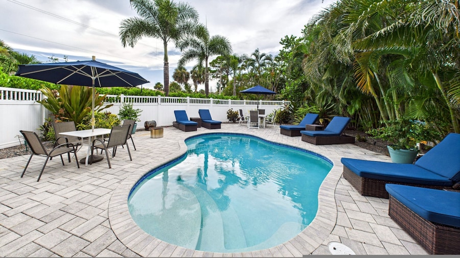 Siesta Sunsets Tropical Siesta Key Getaway Private Heated Pool Fire Pit Walk to Beach Village