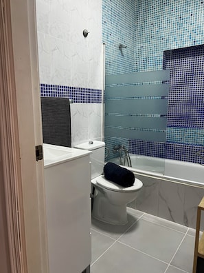 Douche, sèche-cheveux, serviettes fournies, savon