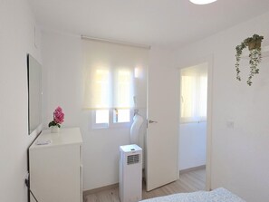 A room with a bed, a desk, a window, and a radiator. - Apartment with panoramic views - 2 guests (Torremolinos)