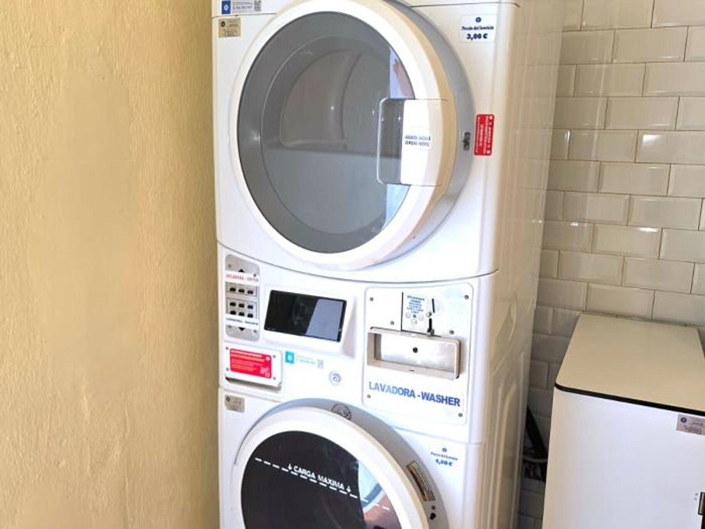 Een wasmachine met een voorlader, een digitaal scherm en een bedieningspaneel.