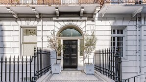 A building facade with a black door, white trim, and a symmetrical black iron fence. - Luxury London Six-Bedroom House in Marylebone - Moments from Regent’s  Park (London)