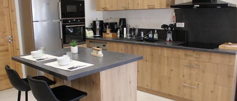 Coffee/tea maker, fridge, microwave, oven
