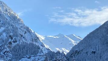 Eine verschneite Berglandschaft mit blauem Himmel.