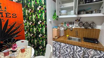 Lemari es, oven, kompor, dan peralatan masak/sendok-piring